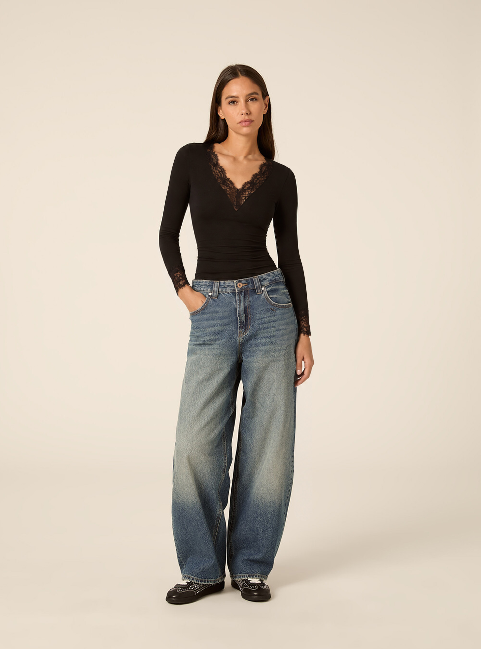 Ultralight V neck top with wool and lace, BK1 BLACK