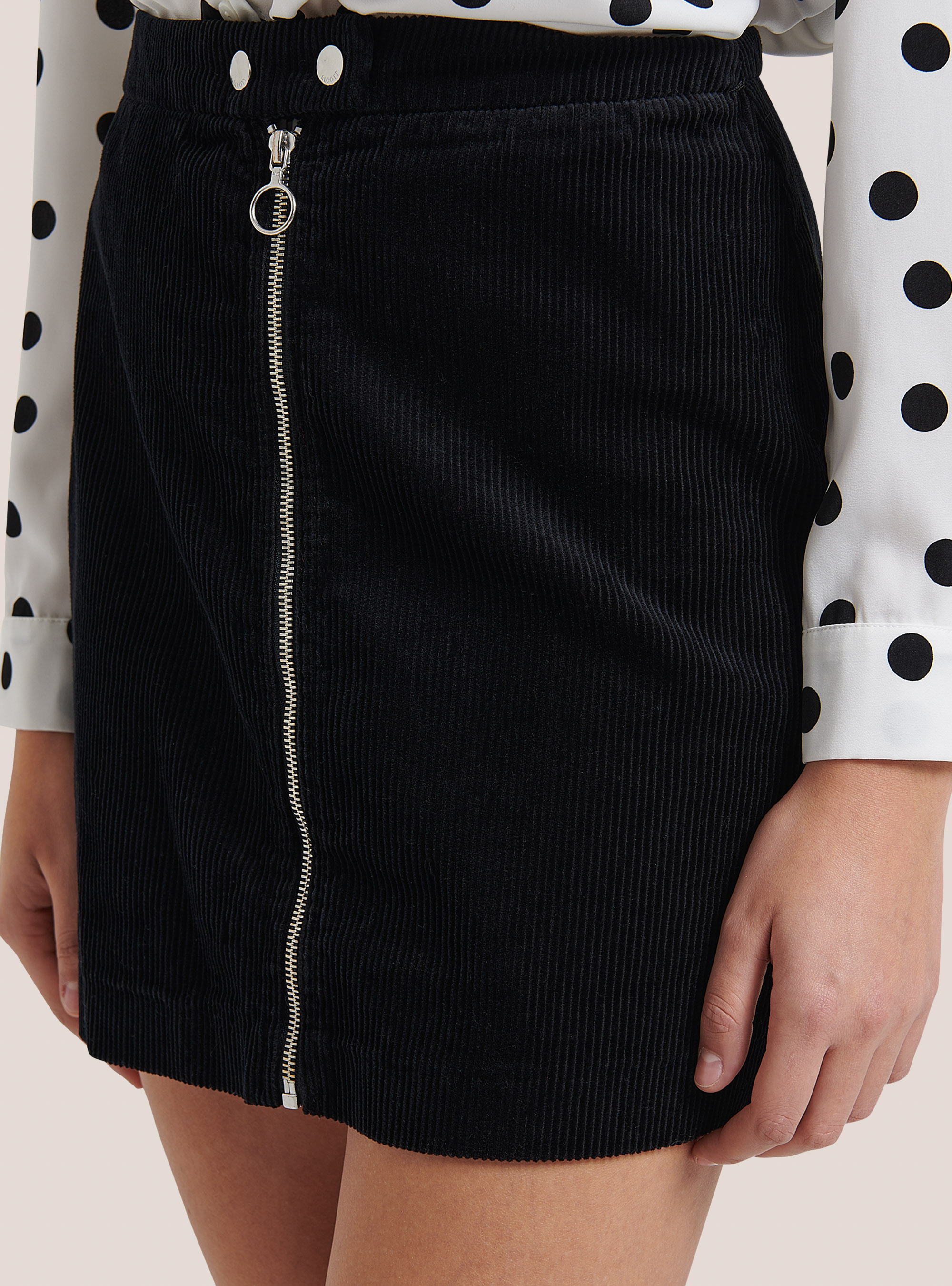 Mini-jupe en velours côtelé avec fermeture éclair, C101 BLACK