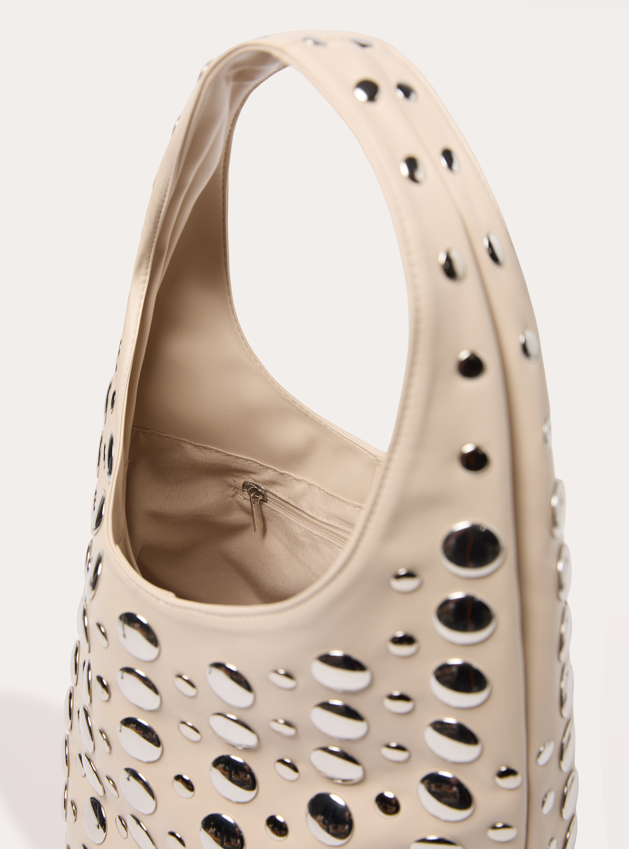 Borsa a secchiello con borchie, CR3 CREAM LIGHT