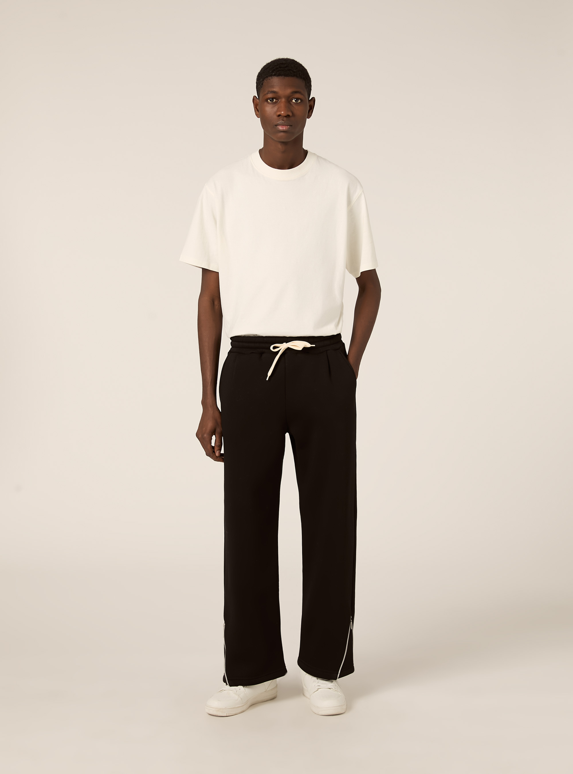 Jogger con cerniera al fondo, BK1 BLACK