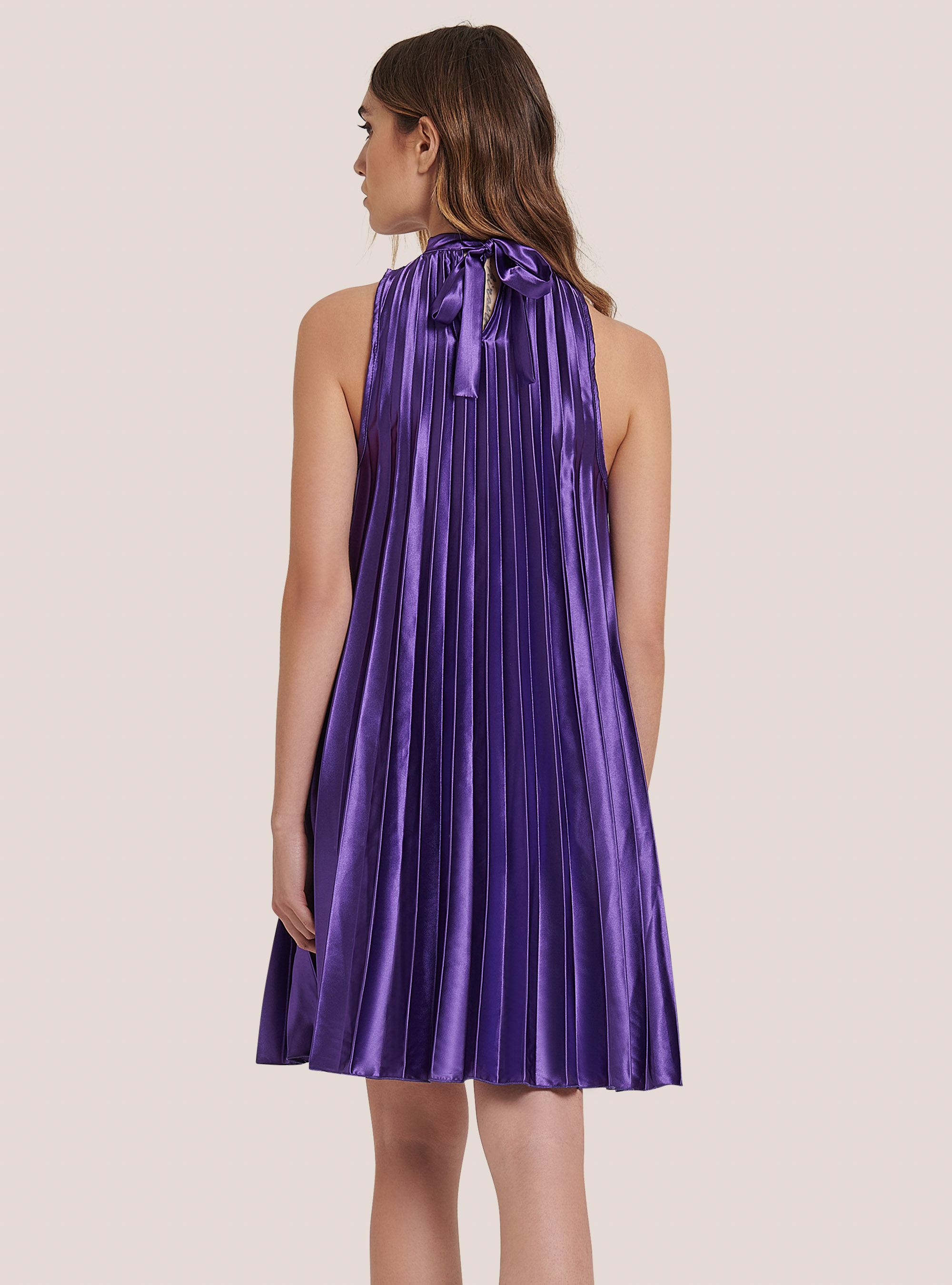 Plissiertes Satinkleid mit Neckholderausschnitt, C4453 PURPLE
